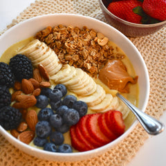 Grandy Organics porción sobre tazón de yogur aportando proteína y crocante