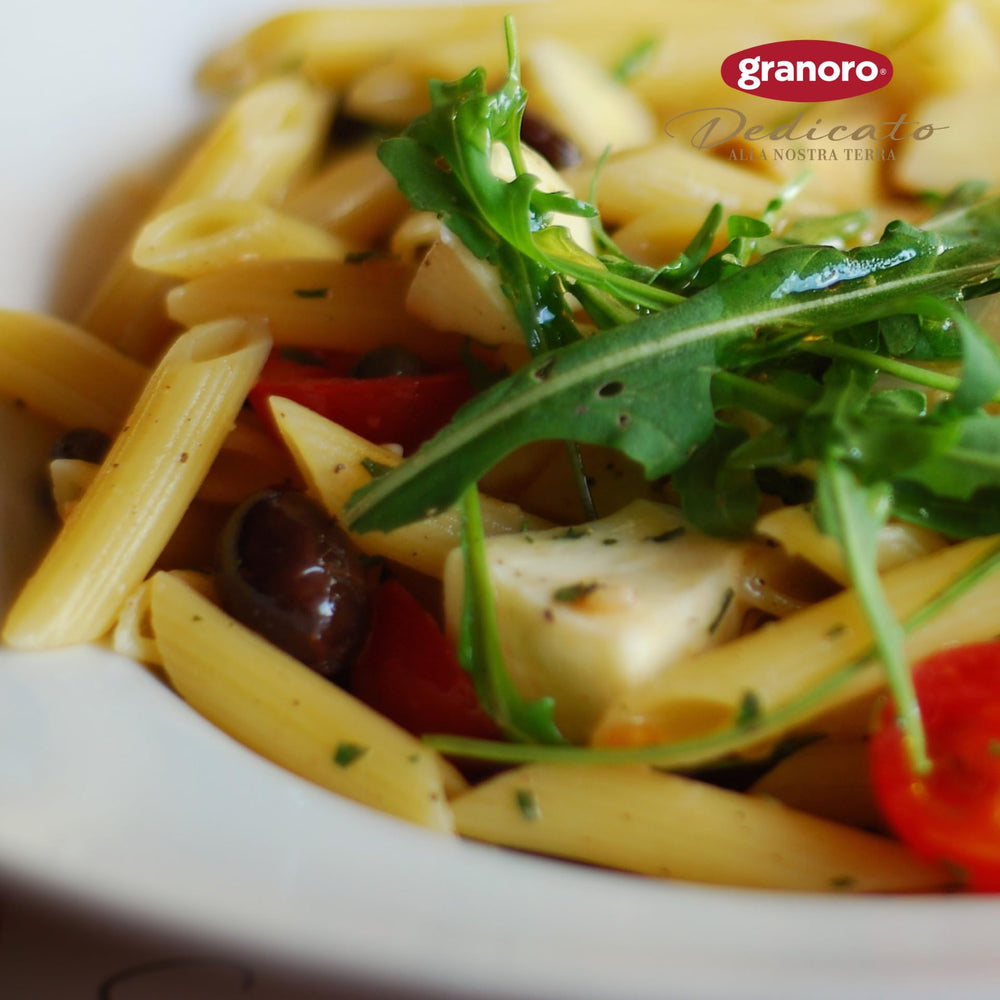 Granoro penne cocida al dente en plato listo para servir con salsa