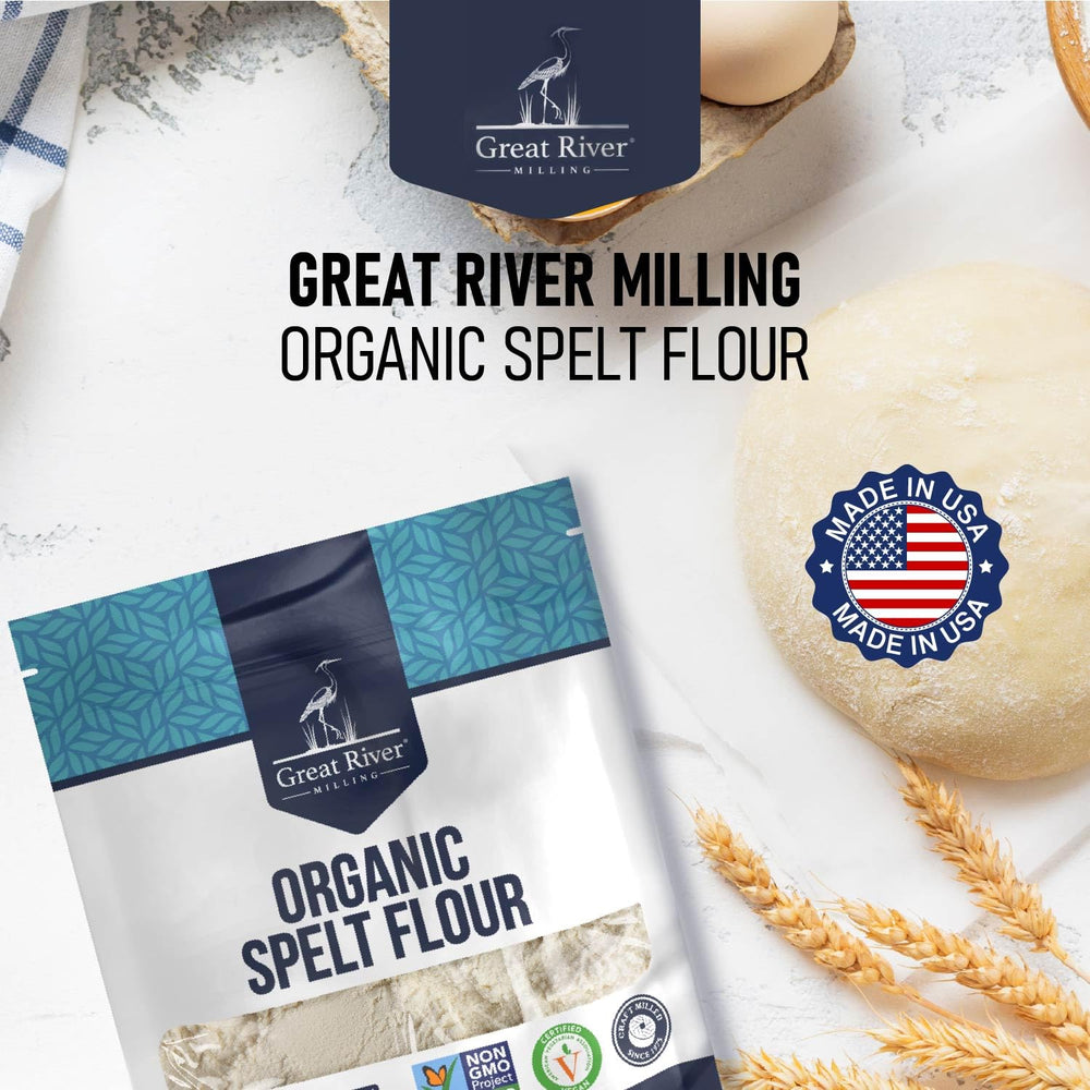 Great River Milling paquete 2 lb junto a objetos cotidianos para escala y tamaño