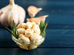 Green Jay Gourmet frasco junto a mano para comparar tamaño y porciones