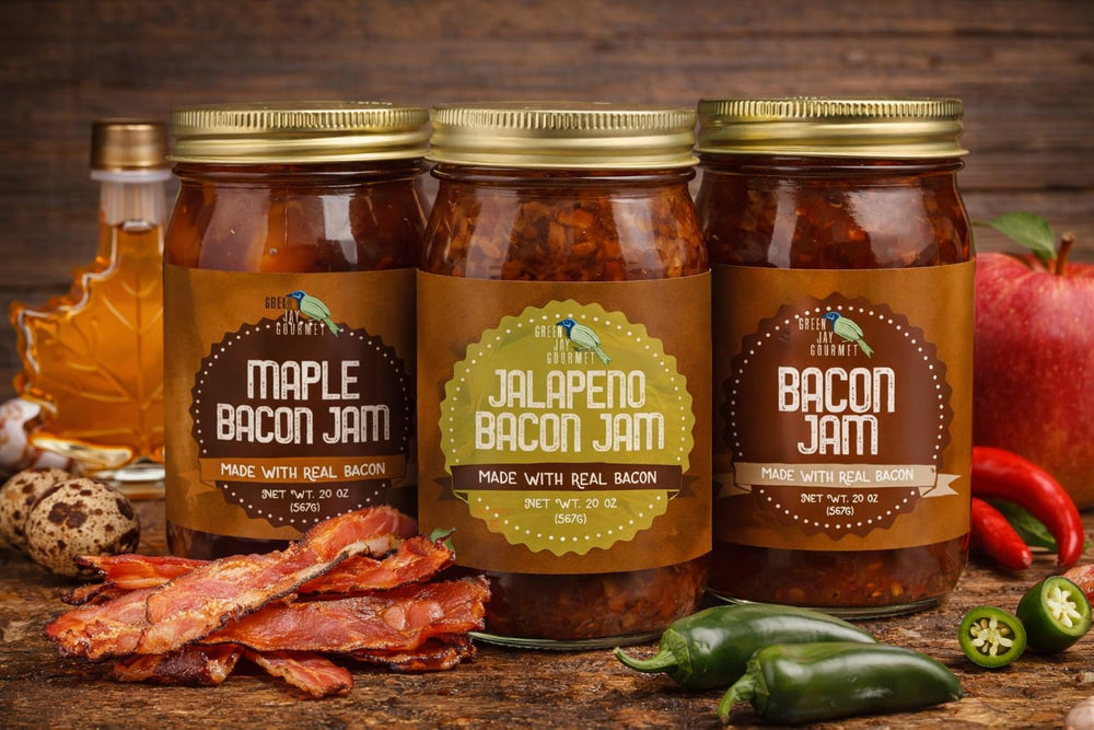 Green Jay Gourmet frasco al lado de utensilios para comparar tamaño y porciones