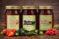 Green Jay Gourmet en tabla de quesos con crackers para servir