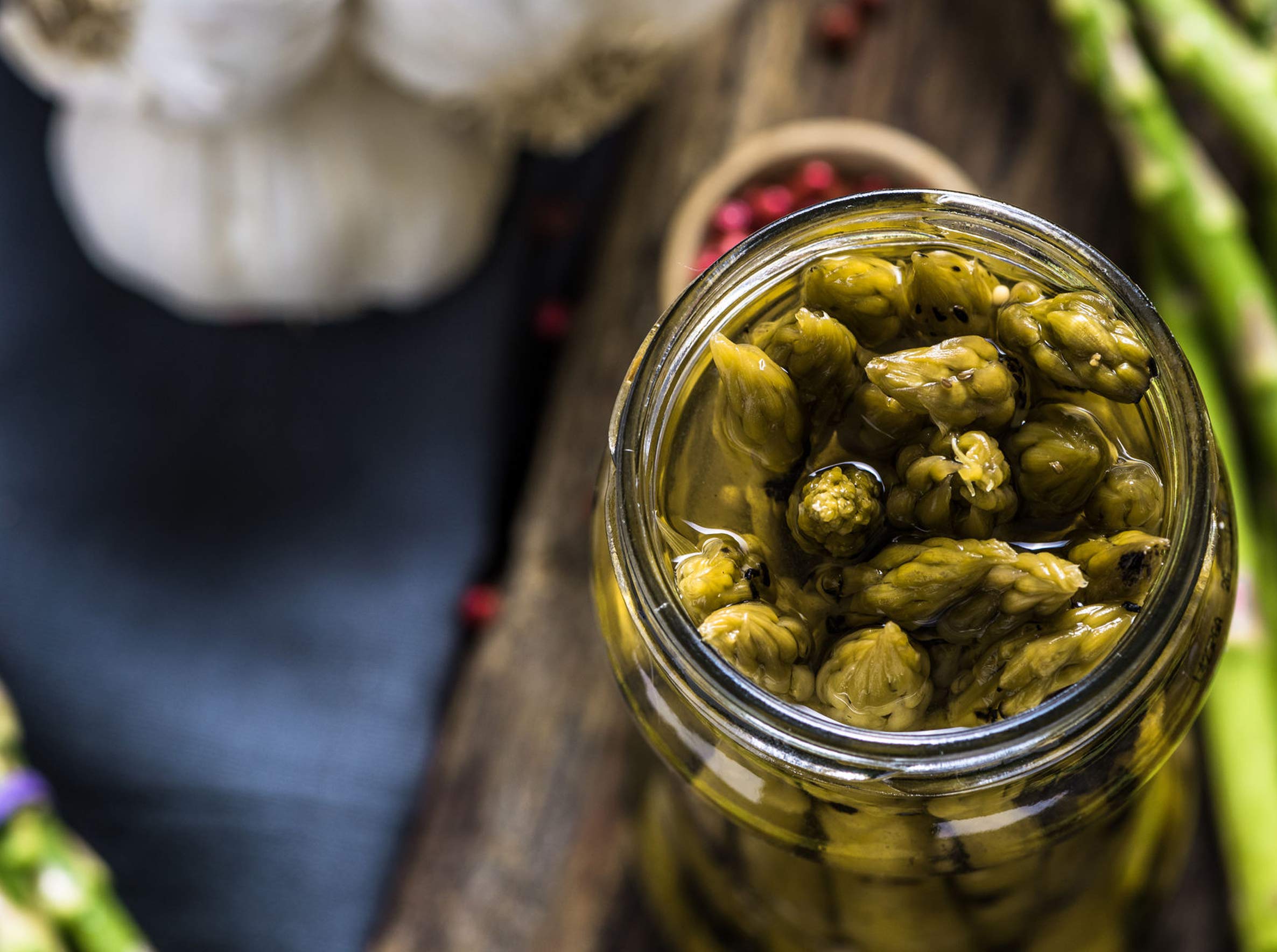 Green Jay Gourmet frasco junto a utensilios para comparar tamaño y porciones