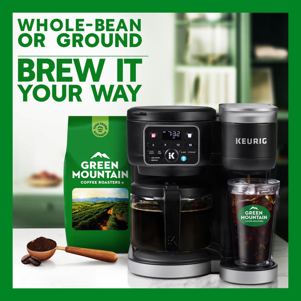 Green Mountain Coffee Roasters escena de cocina con bolsa y taza listos para beber