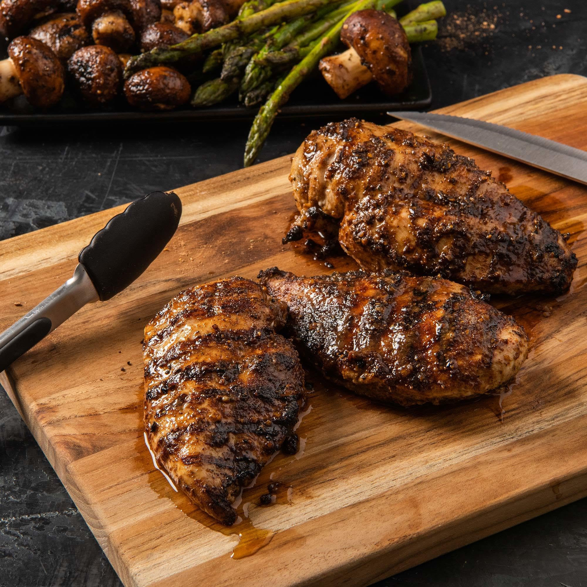 Grill Mates en uso marinando pollo para jugosidad y sabor profundo