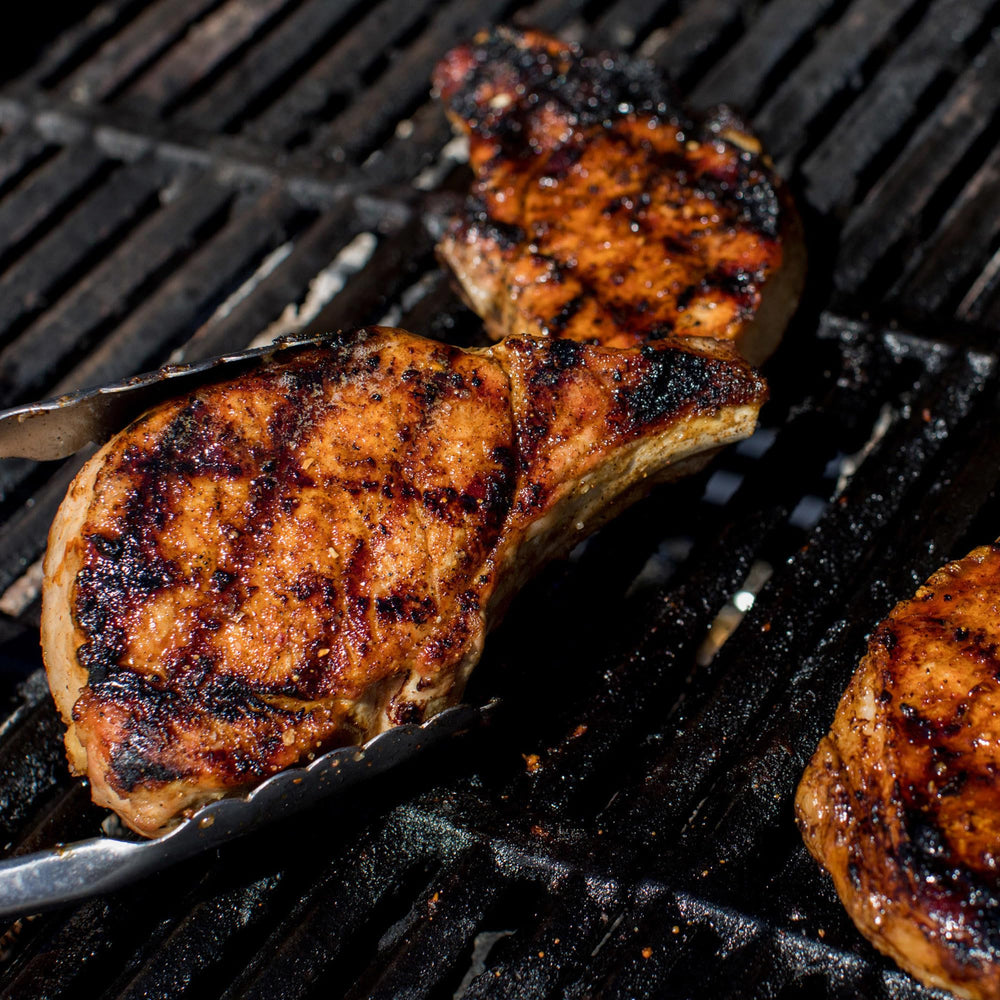 Grill Mates espolvoreado en pechuga de pollo a la parrilla aportando color y jugosidad