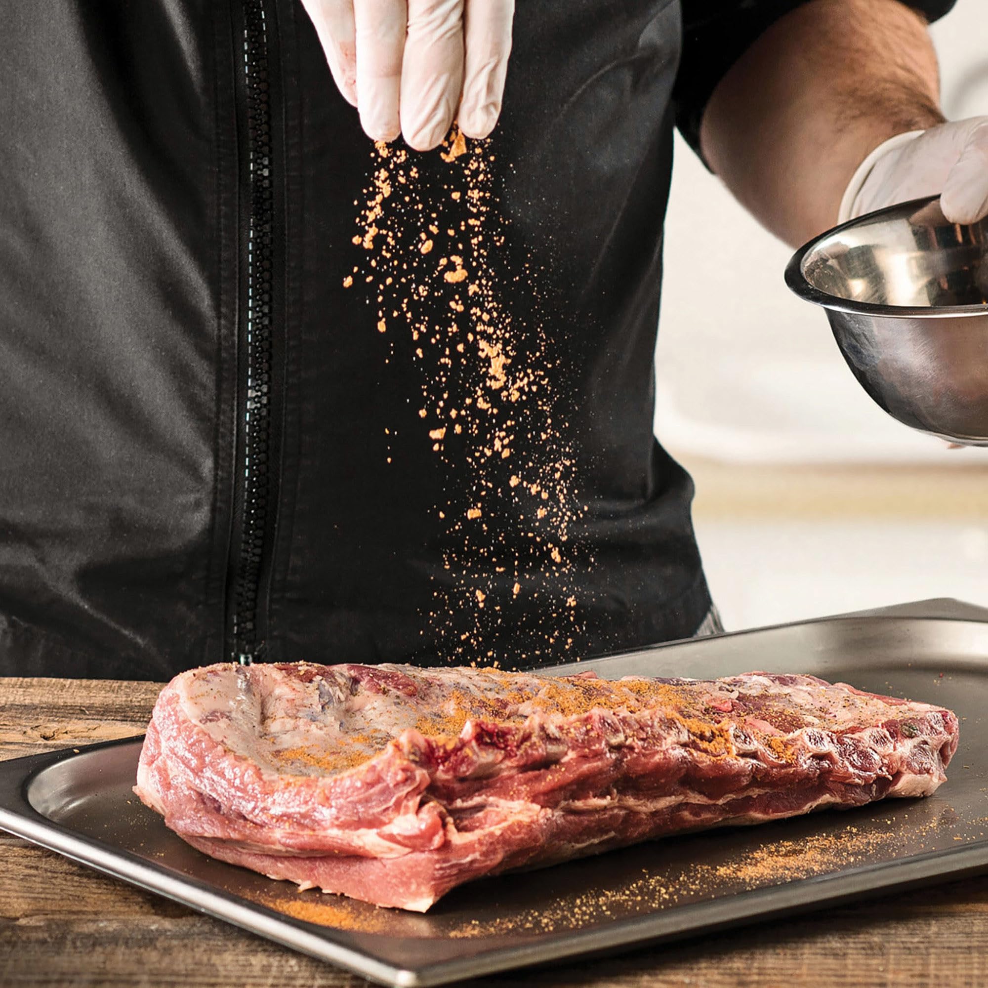 Grill Mates comparativa de tamaño 28 oz junto a utensilios para escala visual