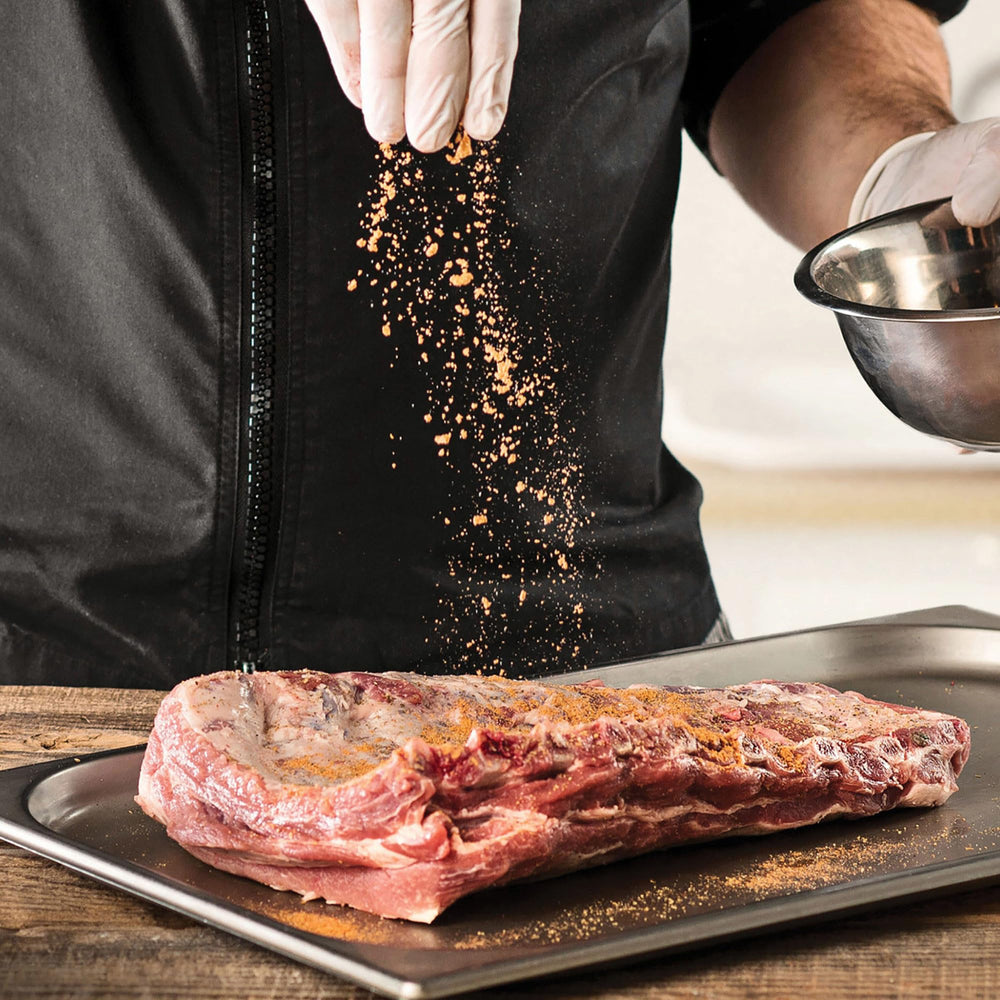 Grill Mates comparativa de tamaño 28 oz junto a utensilios para escala visual