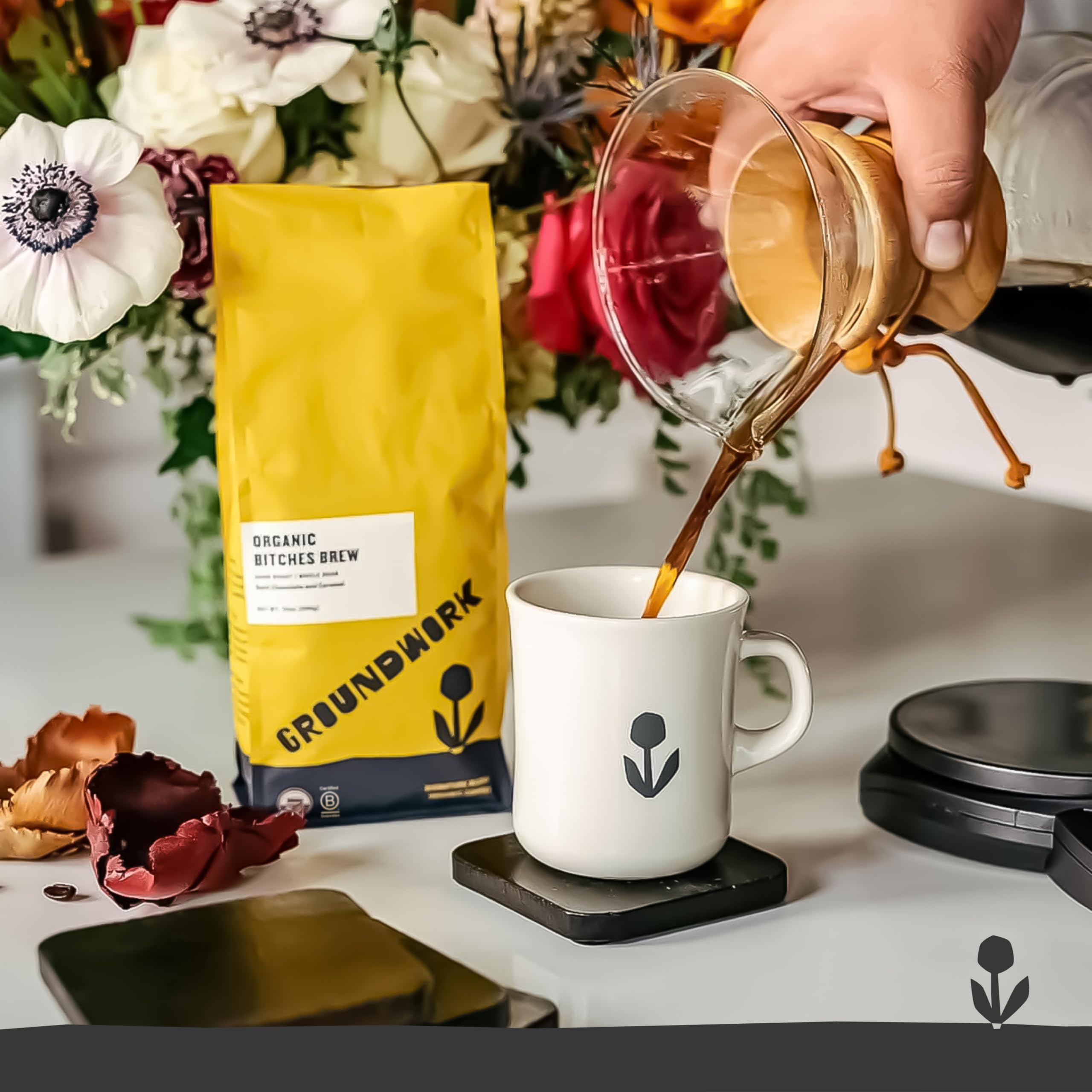 Groundwork paquete 12oz junto a taza para comparar tamaño
