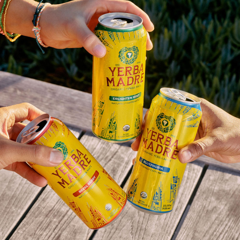 Guayaki Yerba Madre ingredientes orgánicos certificados sobre madera mostrando sostenibilidad