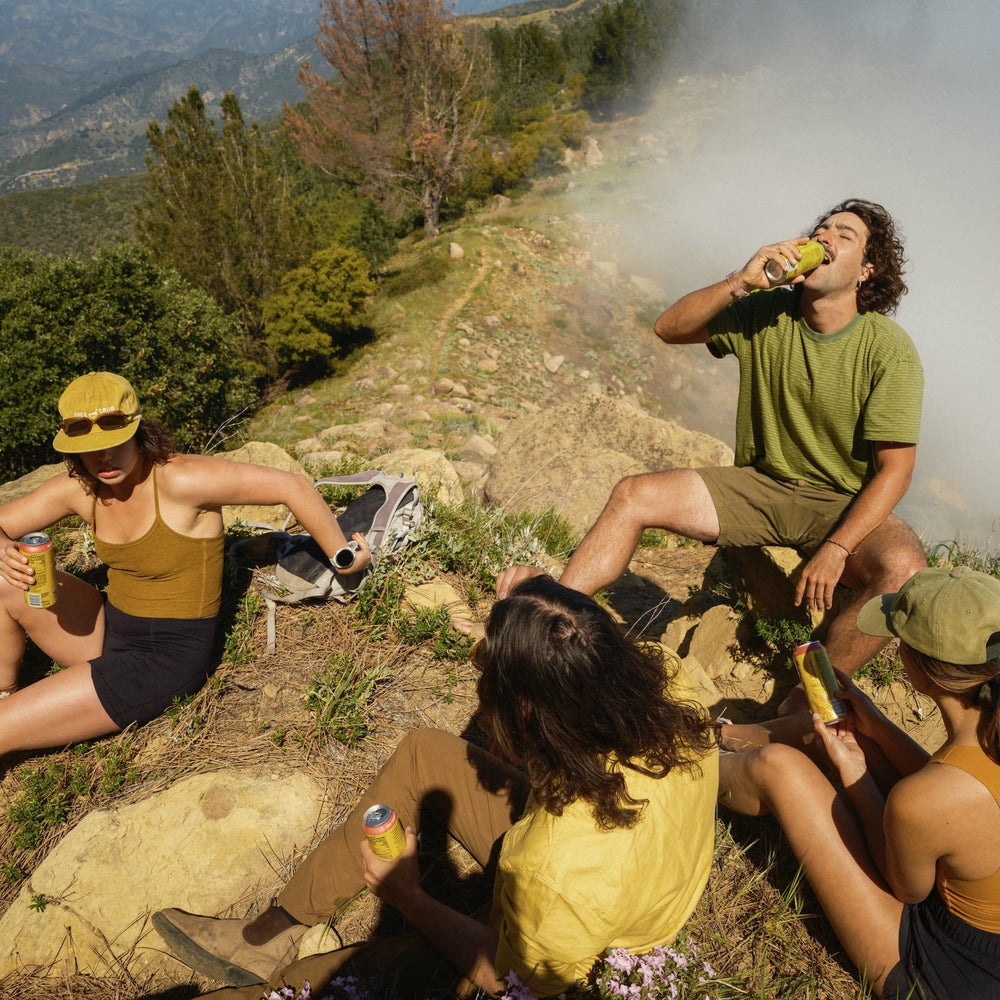 Guayaki Yerba Madre lata en mano demostrando tamaño y portabilidad