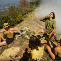 Guayaki Yerba Madre lata en mano demostrando tamaño y portabilidad