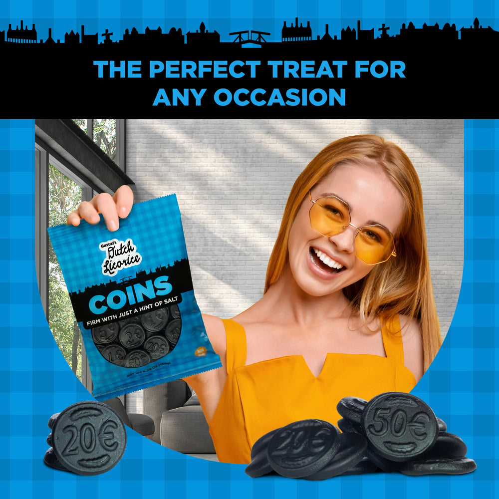Gustaf's monedas junto a taza de café, maridaje que realza sabor