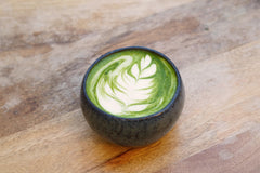 haijiro matcha preparado en taza usucha con espuma ligera y aroma