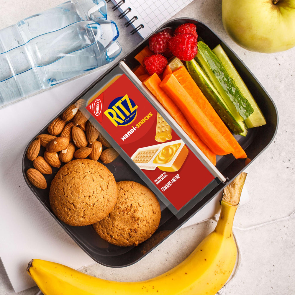 Handi-Snacks RITZ varios paquetes en mano, fácil reparto y porciones controladas