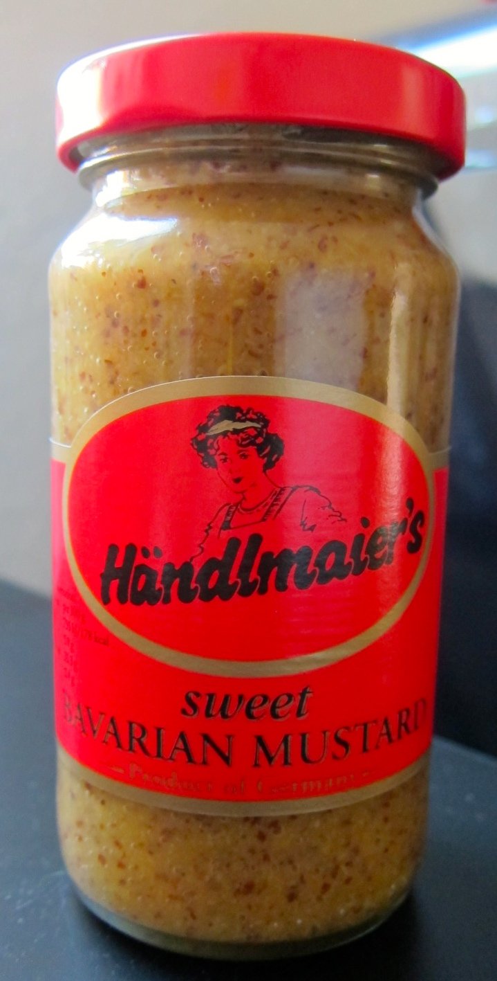 Handlmaier's frasco frontal muestra etiqueta y textura cremosa, mejora platos con sabor auténtico