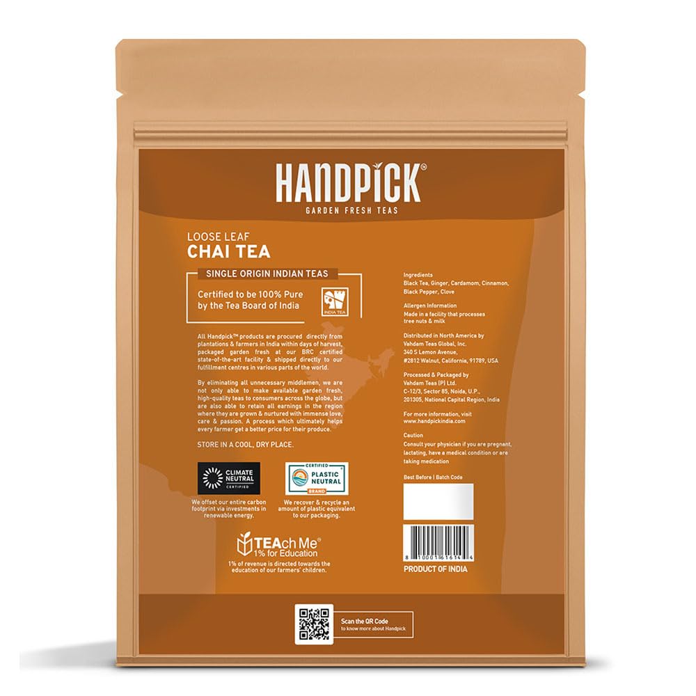 HANDPICK chai en mesa de desayuno con galletas - experiencia reconfortante