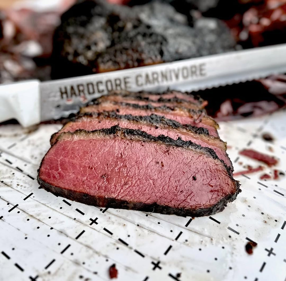 Hardcore Carnivore presentación en mesa BBQ con utensilios, inspira comidas sociales