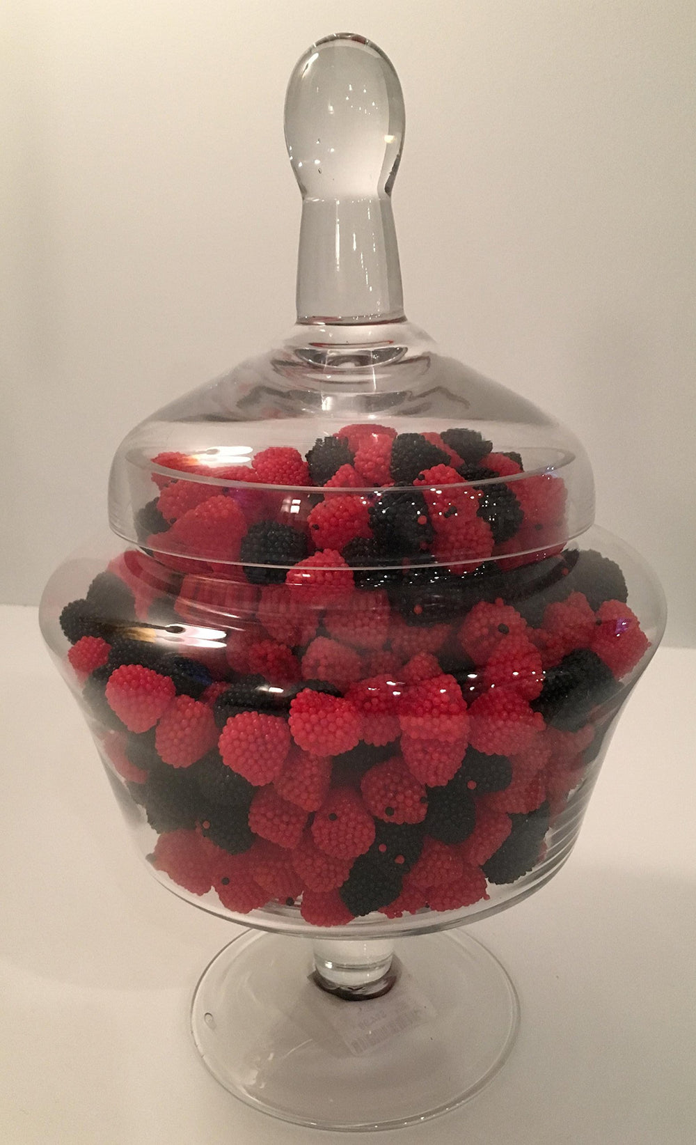HARIBO Berries comparación en mano para visualizar tamaño y porción práctica