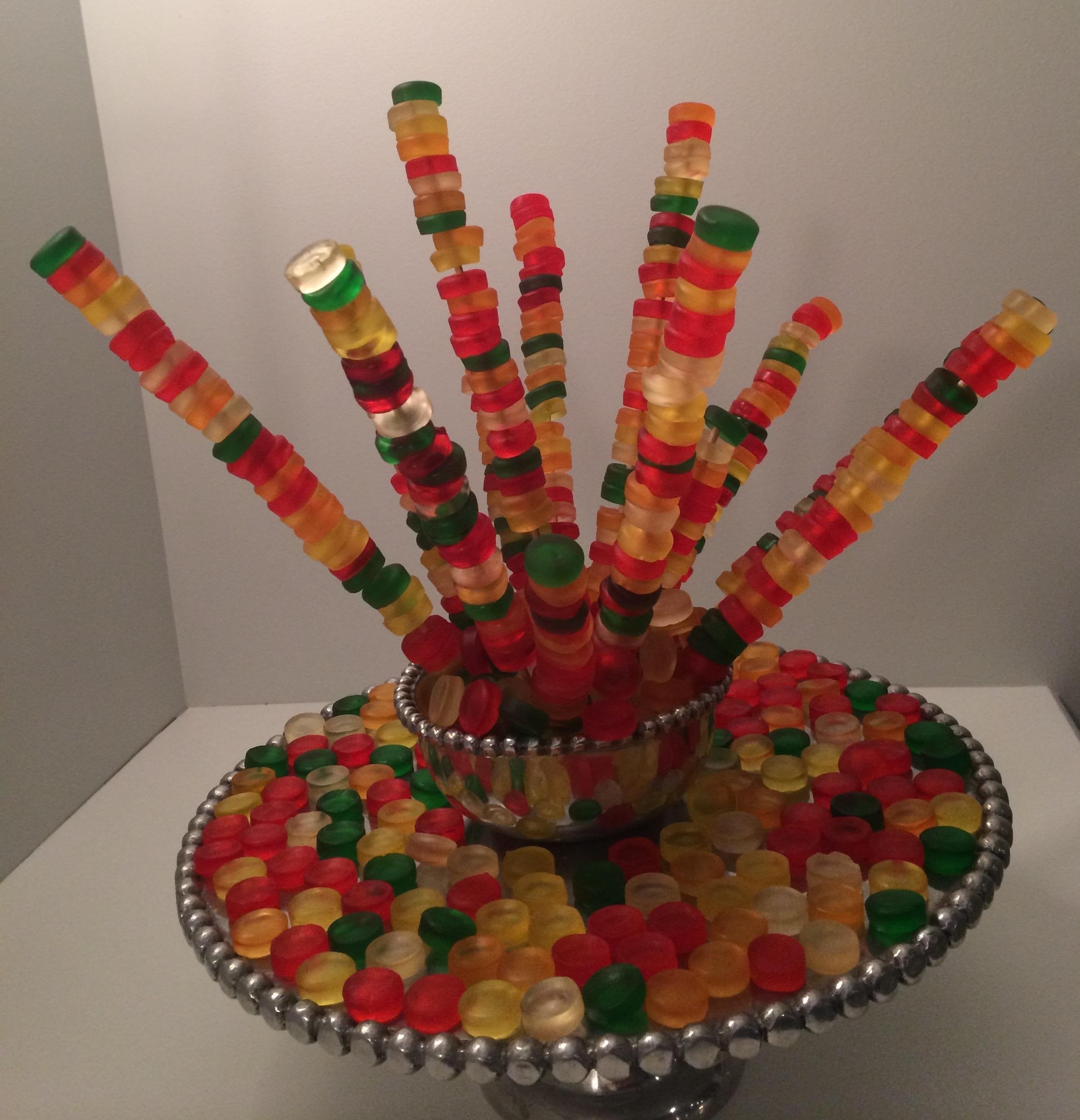 Haribo porciones dispersas sobre mesa para decorar postres o repartir entre invitados