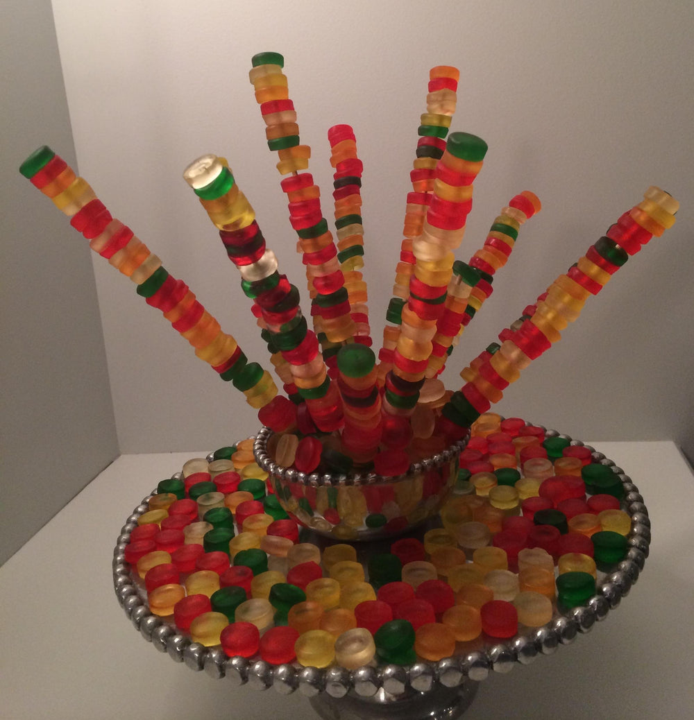 Haribo porciones dispersas sobre mesa para decorar postres o repartir entre invitados