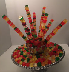 Haribo porciones dispersas sobre mesa para decorar postres o repartir entre invitados
