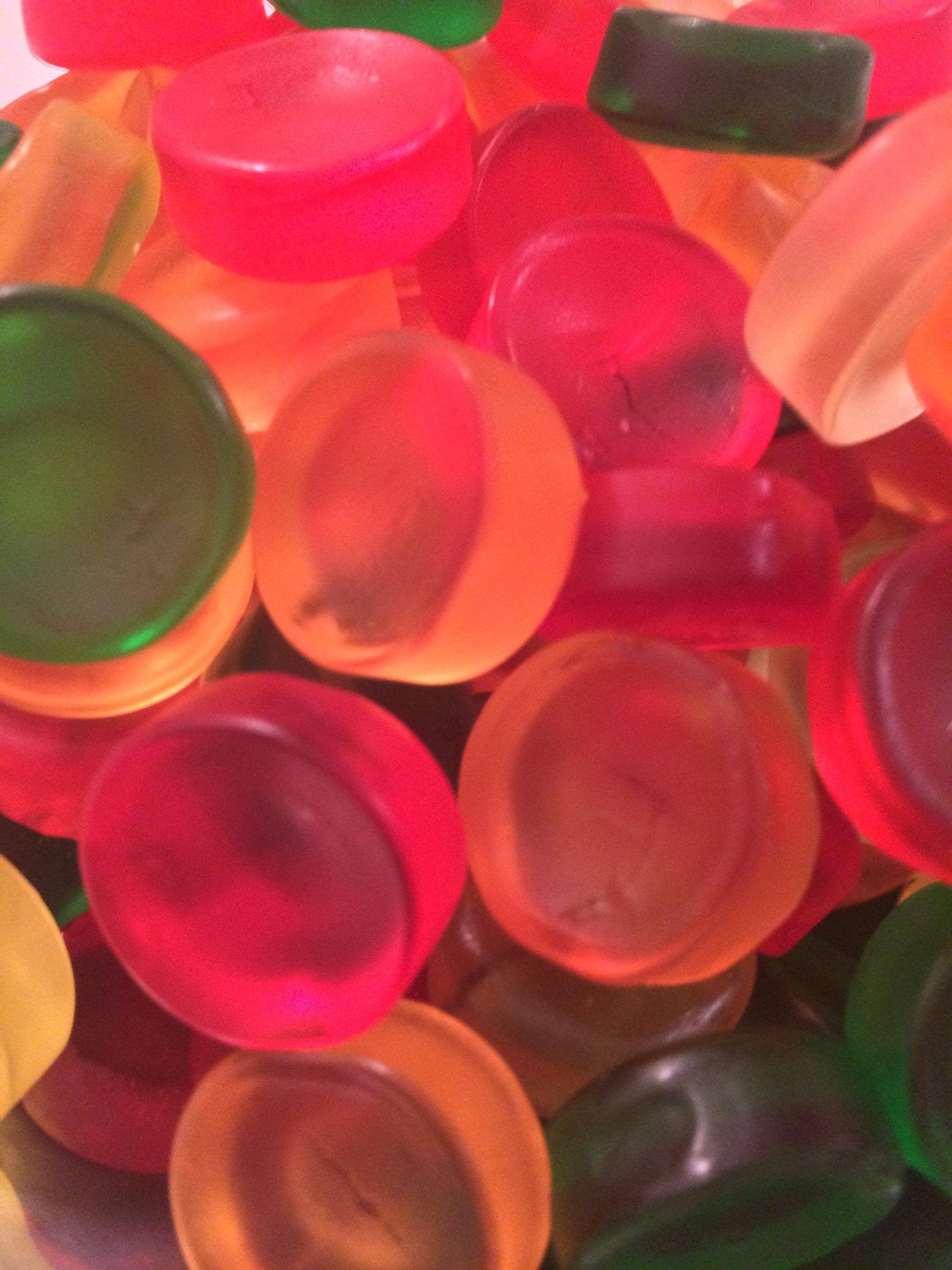 Haribo comparación de tamaño con mano para mostrar portabilidad y porciones claras
