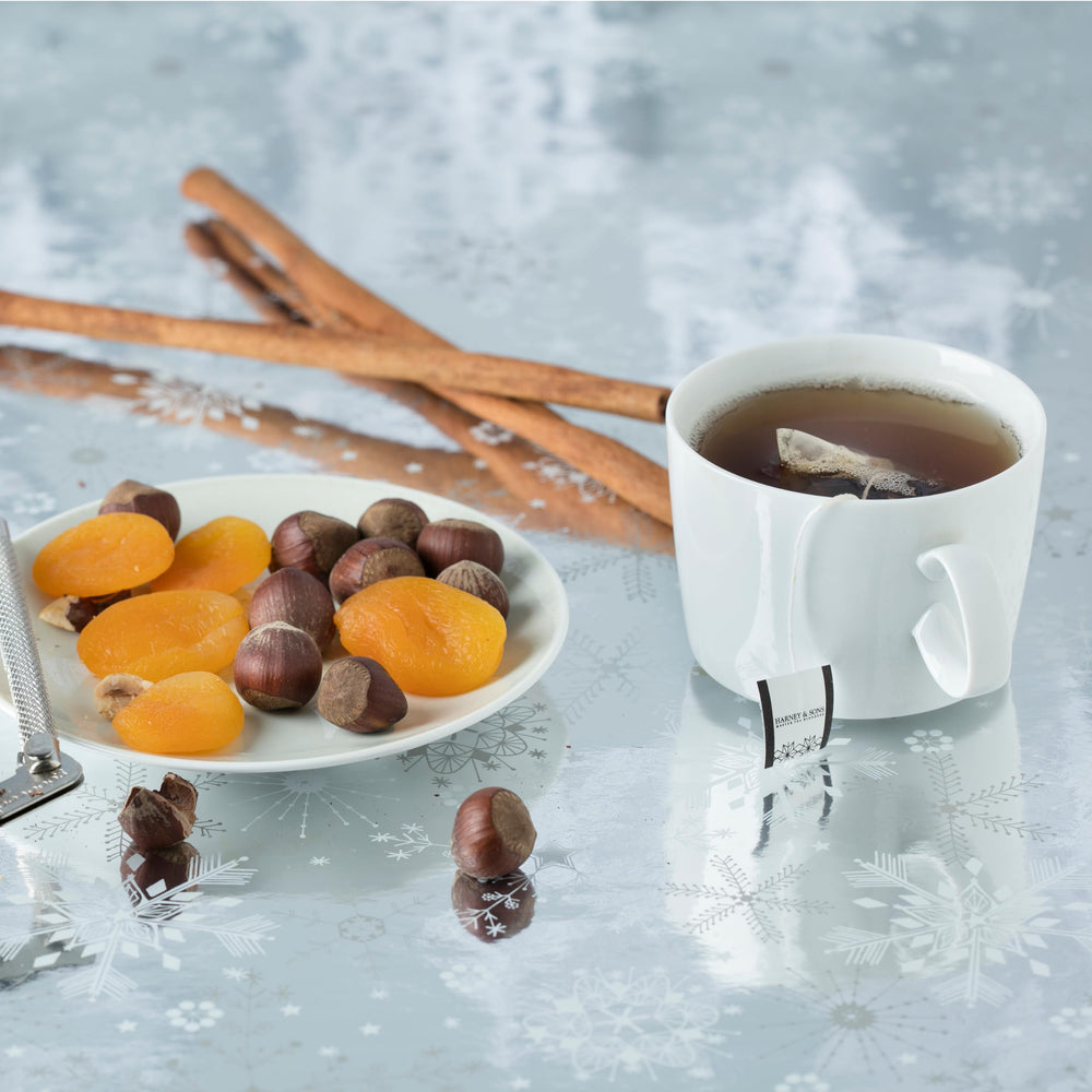 Harney & Sons escena festiva con lata y tazas, ideal para reuniones y regalos