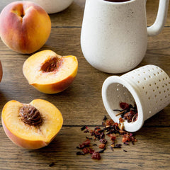 Harney & Sons taza con té de durazno servido con hielo, refrescante para el verano