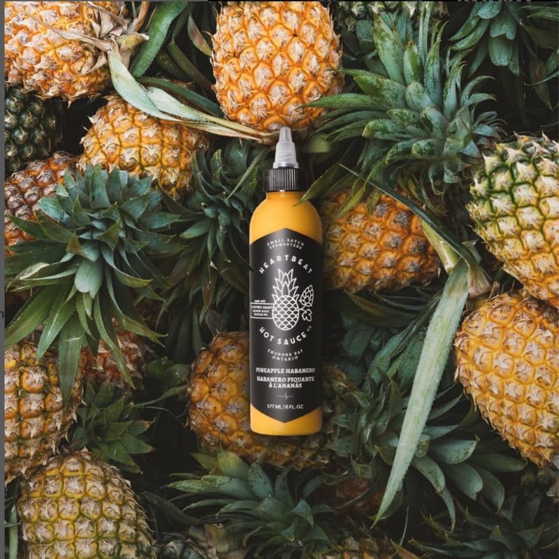 Heartbeat Hot Sauce Co. botella 6 oz junto a objetos para comparar tamaño