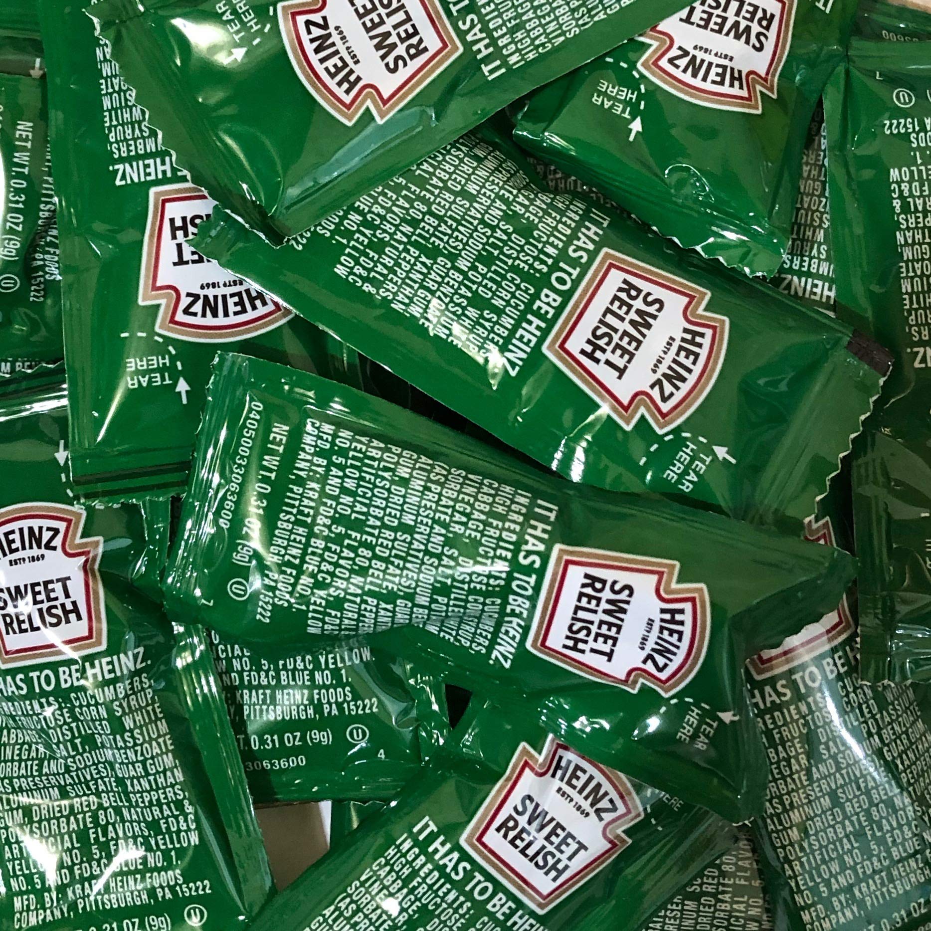 HEINZ relish servido en hot dog en picnic, mejora el sabor al instante