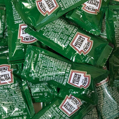HEINZ relish servido en hot dog en picnic, mejora el sabor al instante