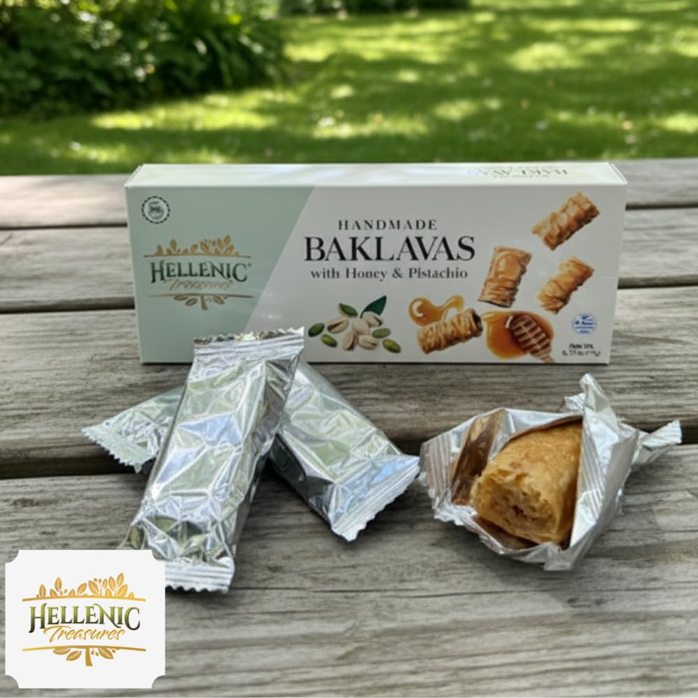 Hellenic Treasures porción en mano mostrando tamaño ideal para snack