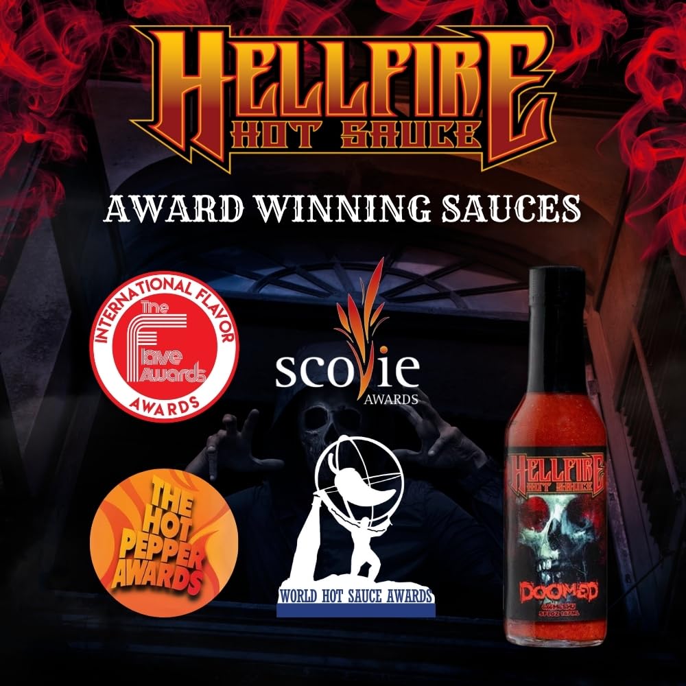 Hell Fire salsa vertida sobre plato cocinado mostrando color y servicio final