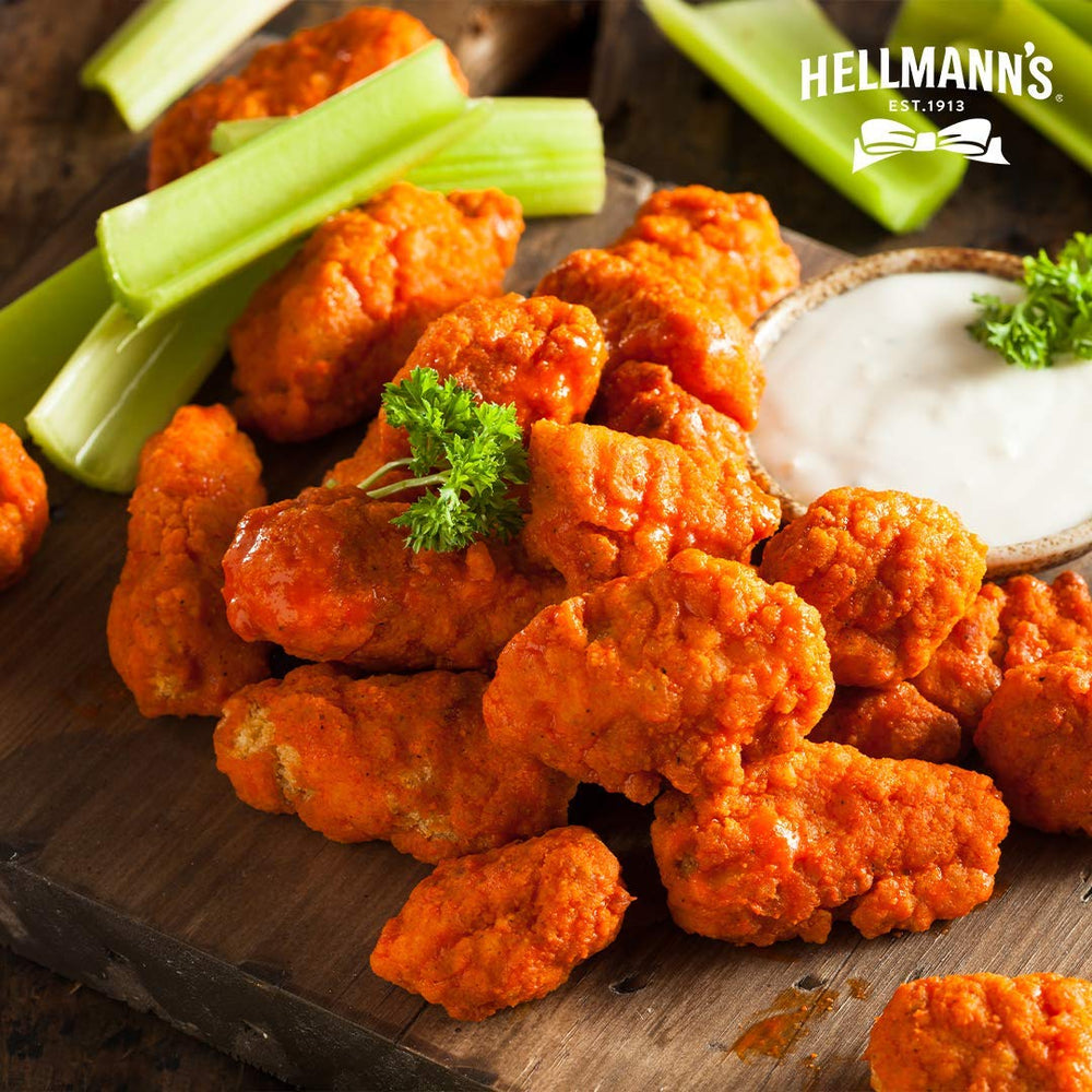 Hellmann's aderezo como dip con alitas, versátil para entrantes y buffets