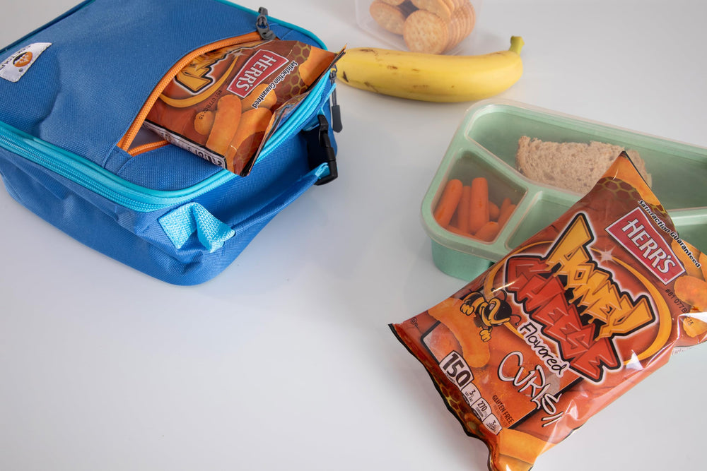 HERR'S snacks en mesa de fiesta mostrando apto para compartir