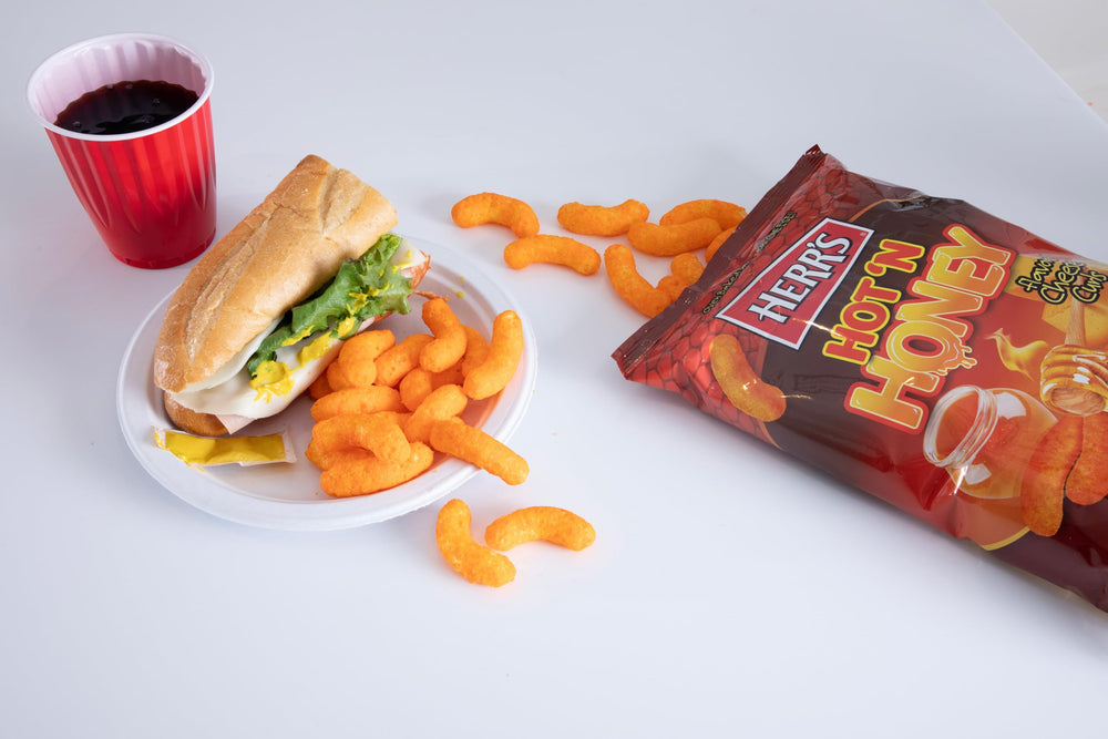 HERR'S bol con Hot & Honey Cheese Curls listo para servir, ideal para compartir