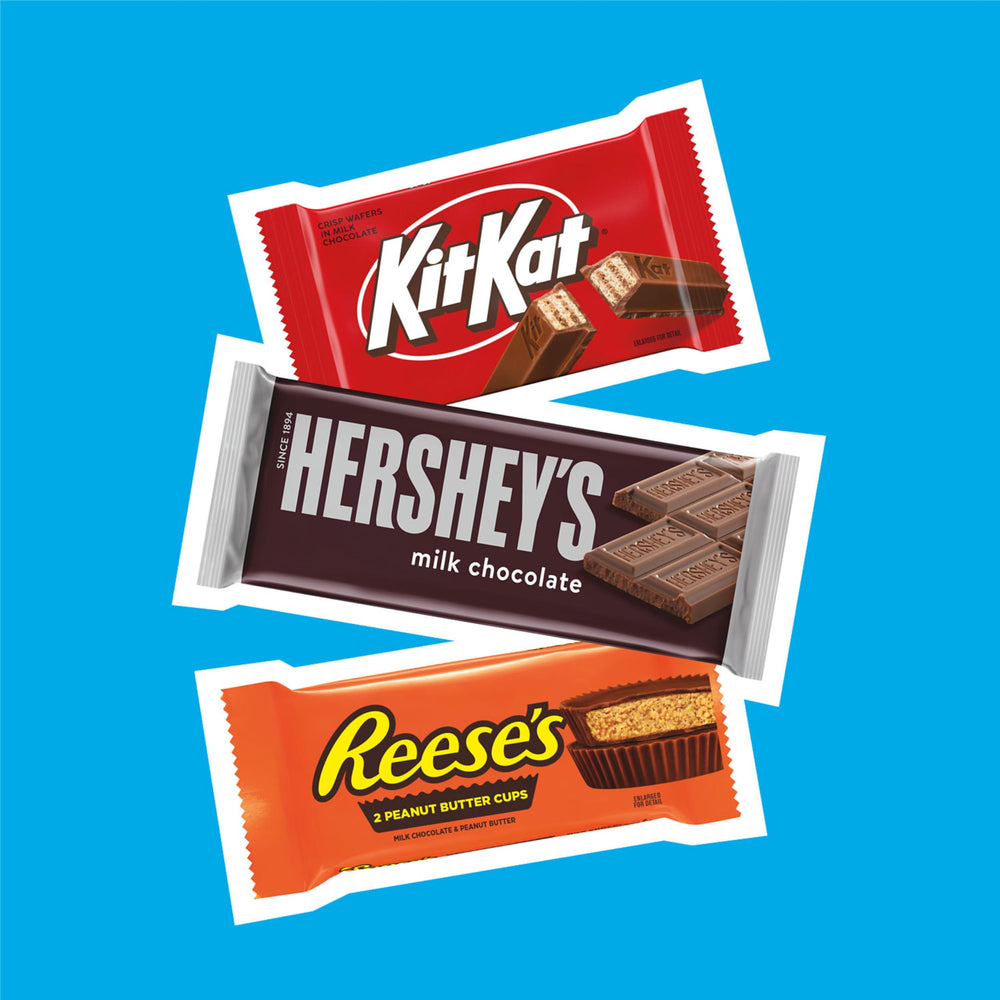 HERSHEY'S caja junto a mano para comparar tamaño y porción