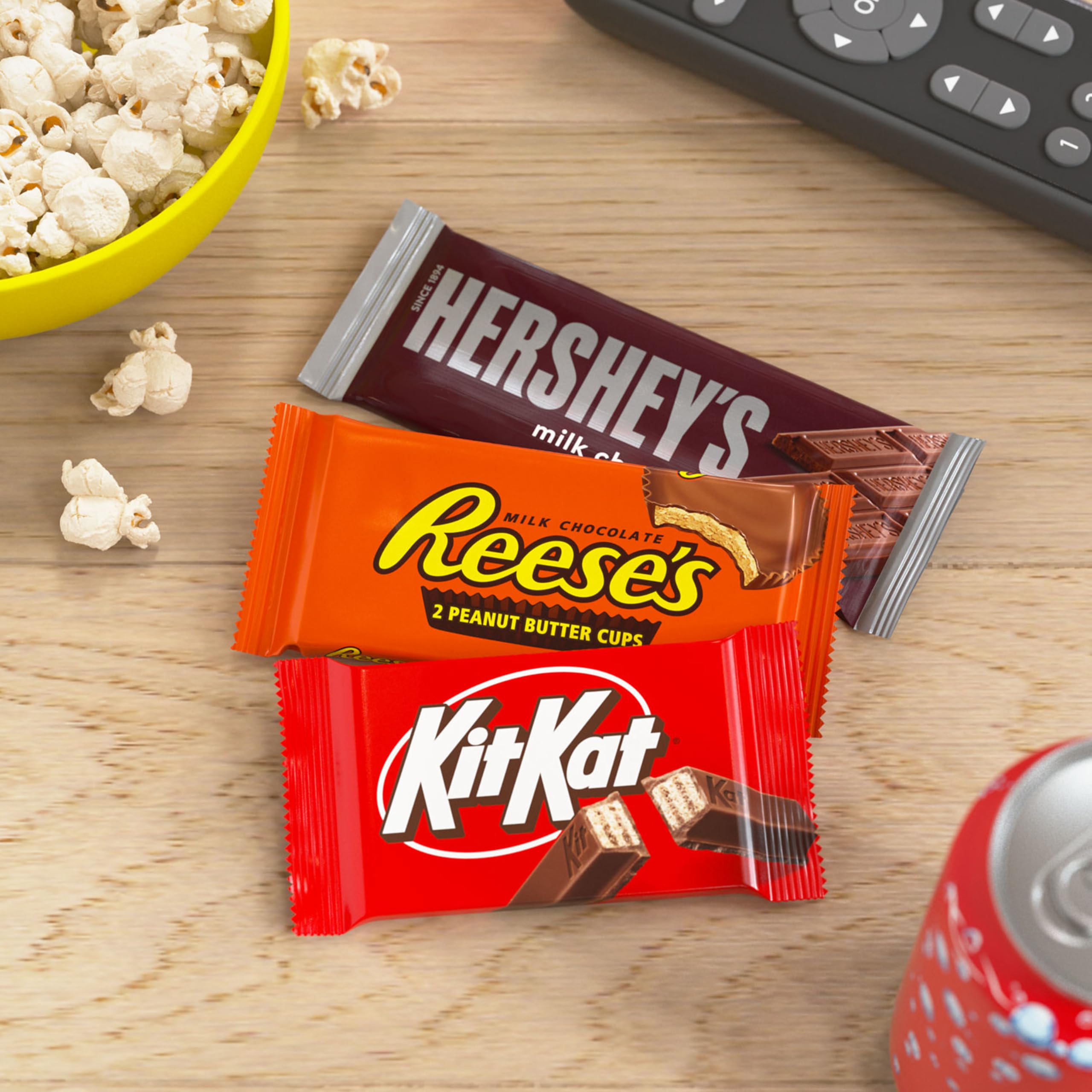 HERSHEY'S caja surtida en mesa de fiesta lista para invitados