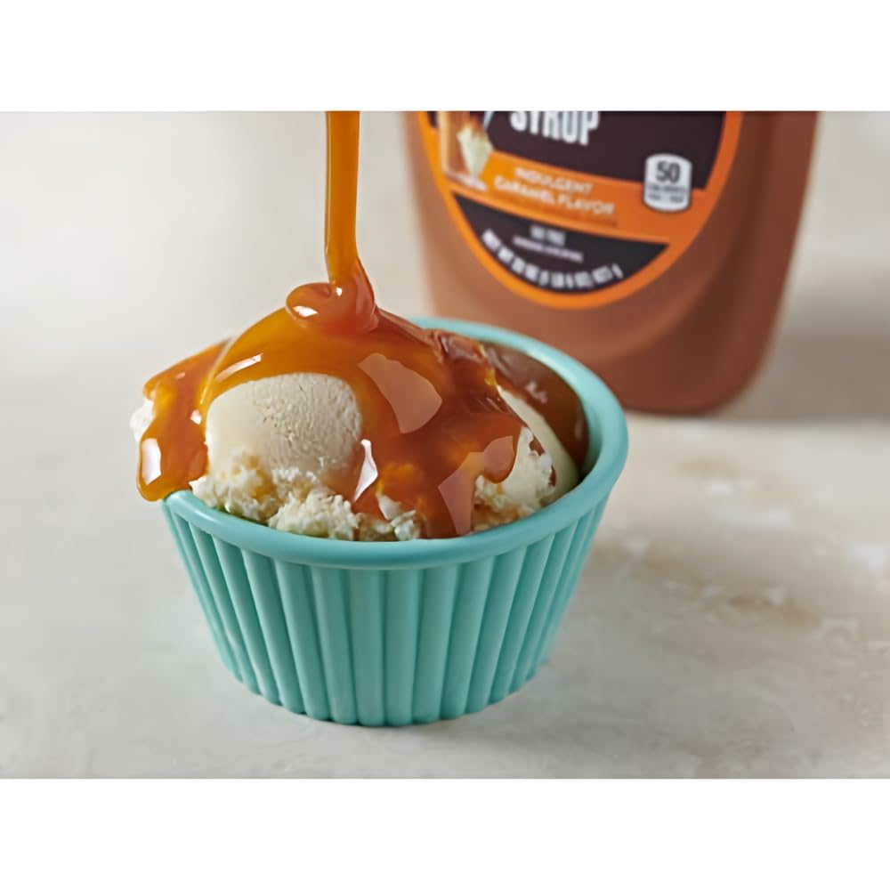 HERSHEY'S jarabe de caramelo vertiéndose en un batido aportando sabor y cremosidad