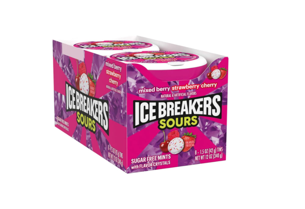 HERSHEY'S Ice Breakers mints en mano mostrando tamaño portátil práctico