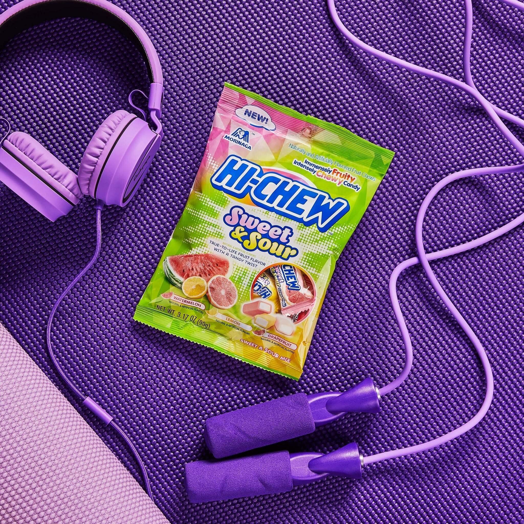 HI-CHEW escena de amigos compartiendo caramelos ideal para reuniones