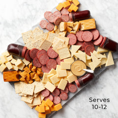 Hickory Farms close-up de summer sausage resaltando textura ahumada