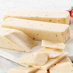 Hickory Farms primer plano del corte que muestra textura cremosa y jalapeños