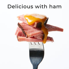 Hickory Farms frasco junto a una cuchara para comparar tamaño y porción