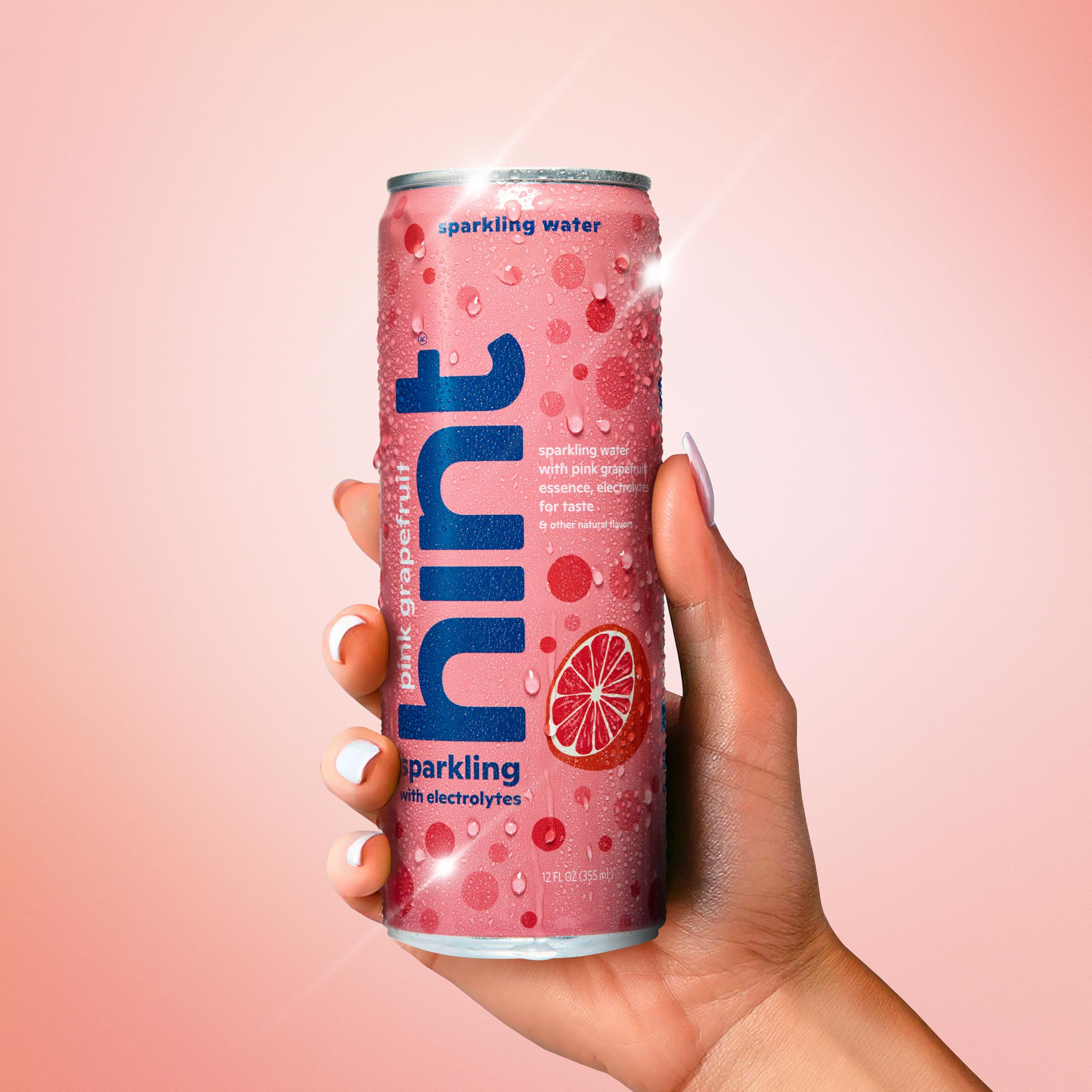 Hint mano sosteniendo lata Pink Grapefruit ideal para llevar