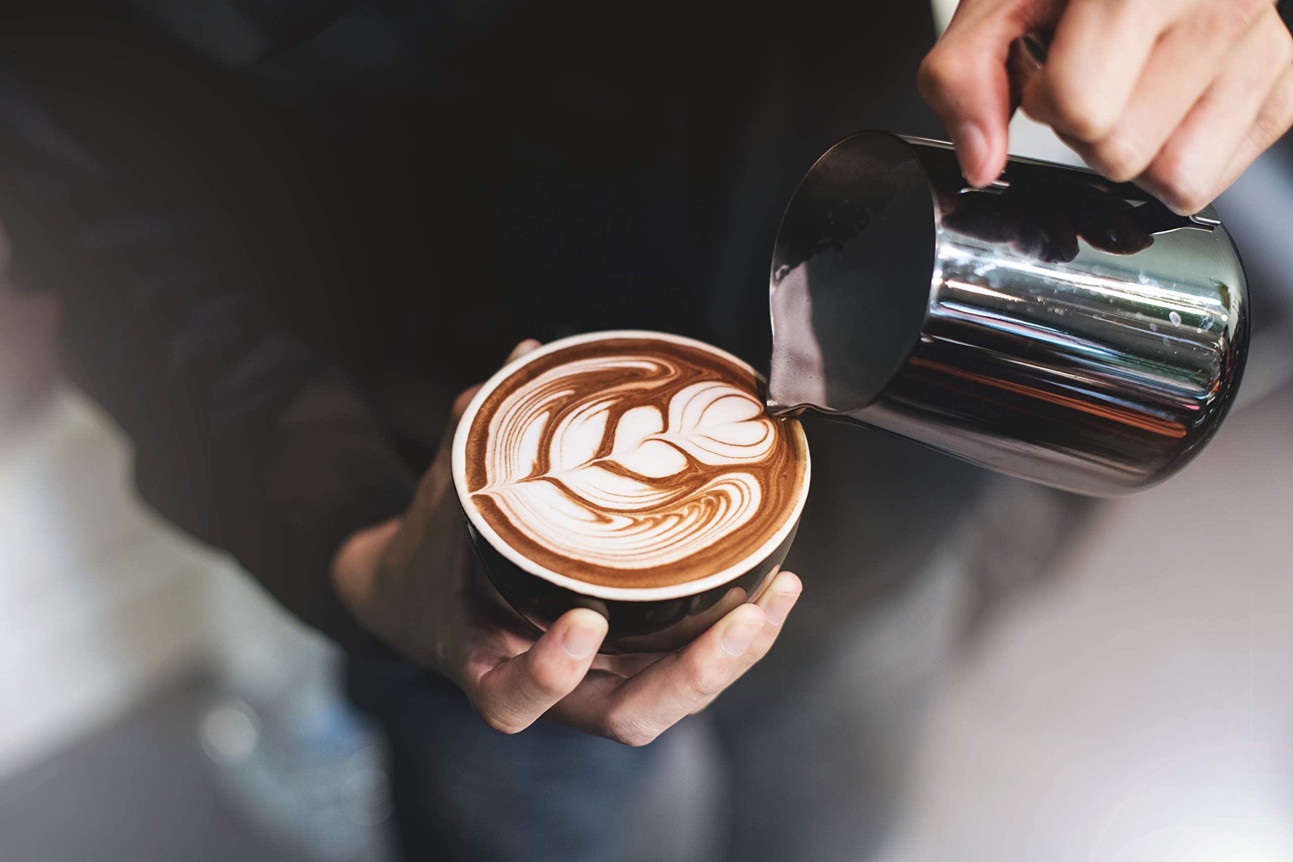 Hollander en taza de white mocha preparada para servicio rápido en cafetería