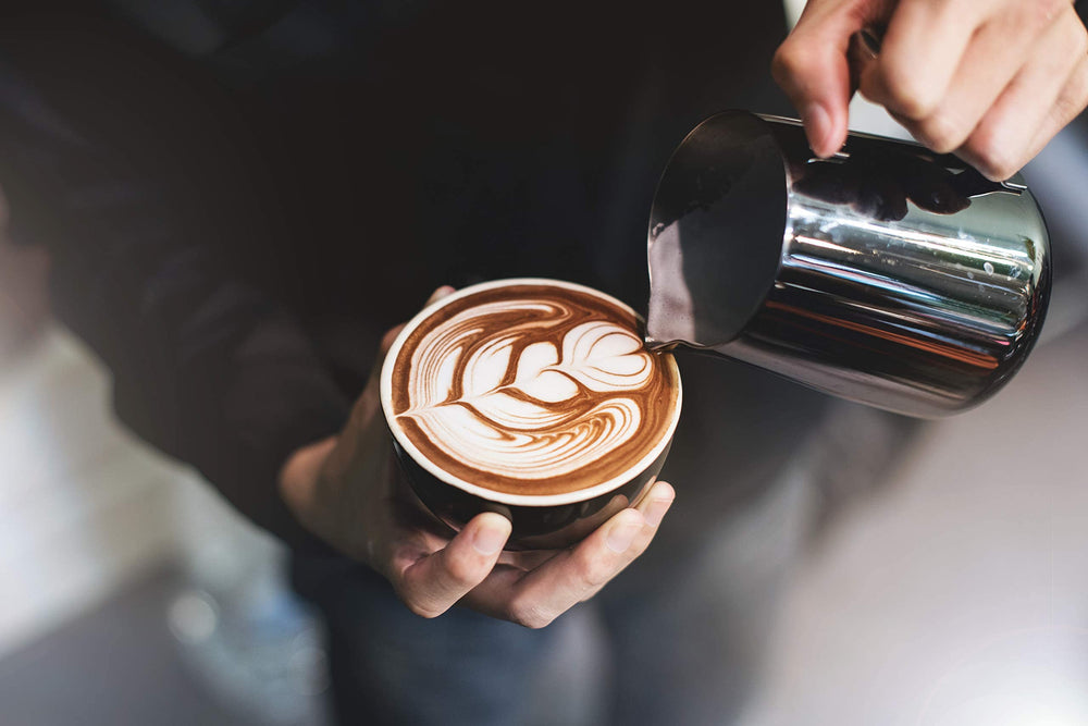 Hollander en taza de white mocha preparada para servicio rápido en cafetería