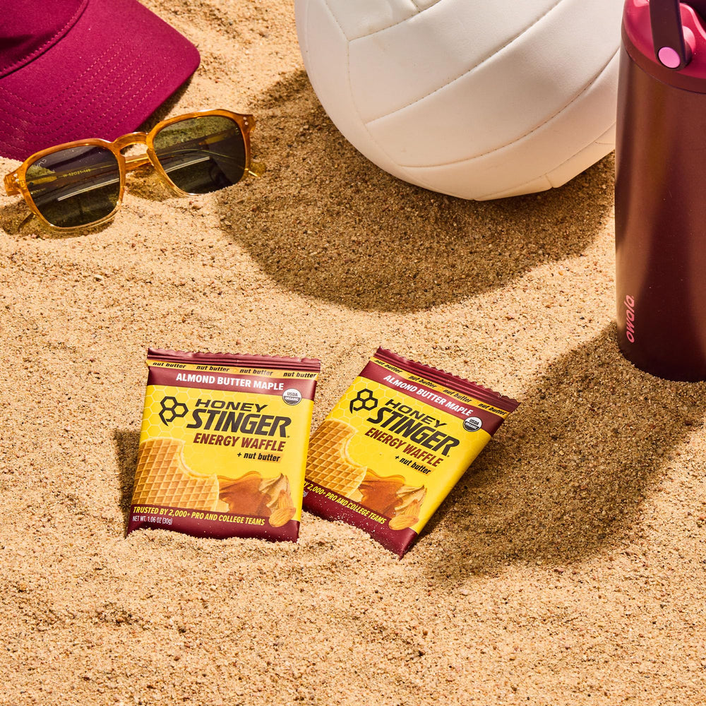 Honey Stinger snack en mochila durante caminata, ideal para actividad y resistencia