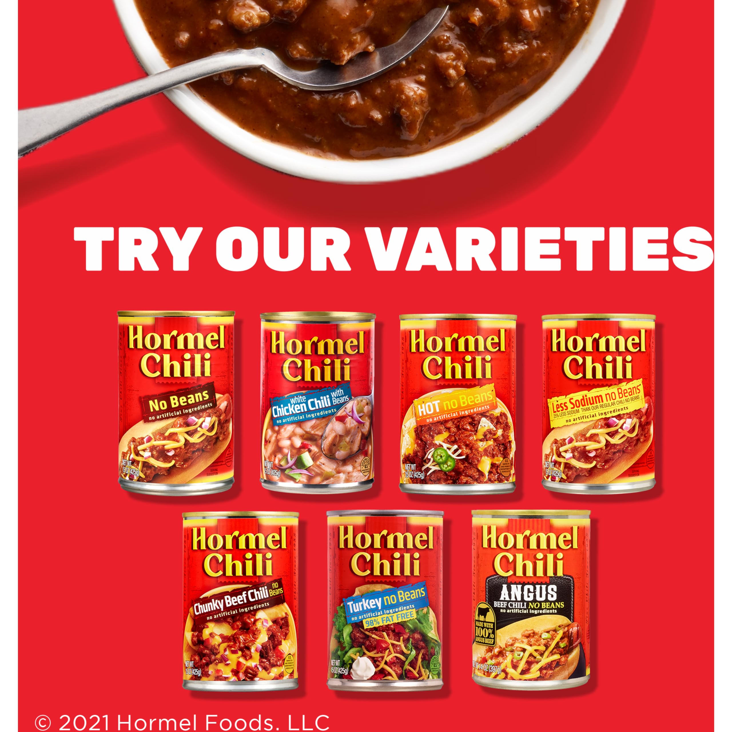 Hormel Chili sobre nachos en mesa de fiesta para compartir con invitados